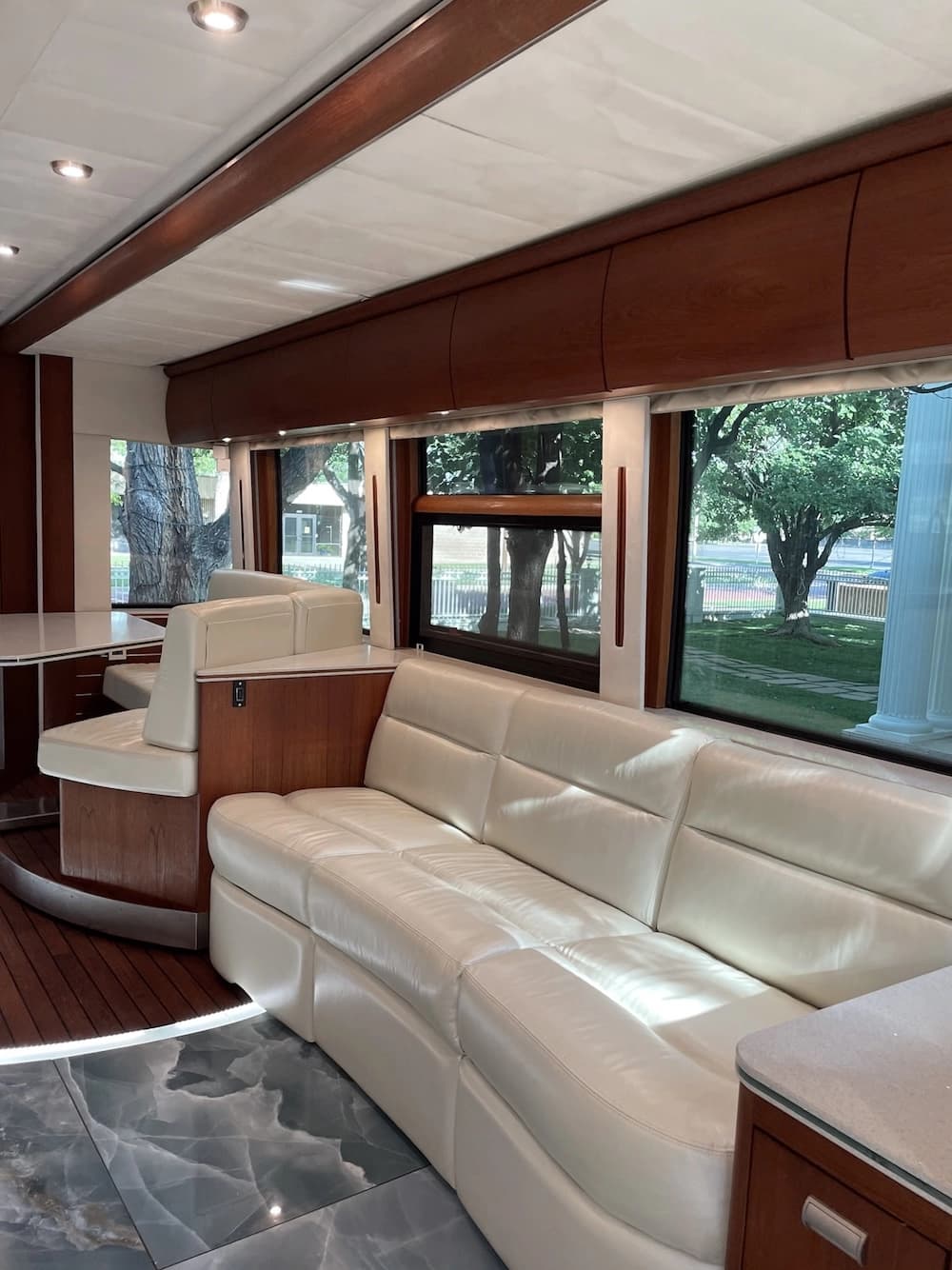 2007 Prevost Teschner XLII Motorhome - Image 9