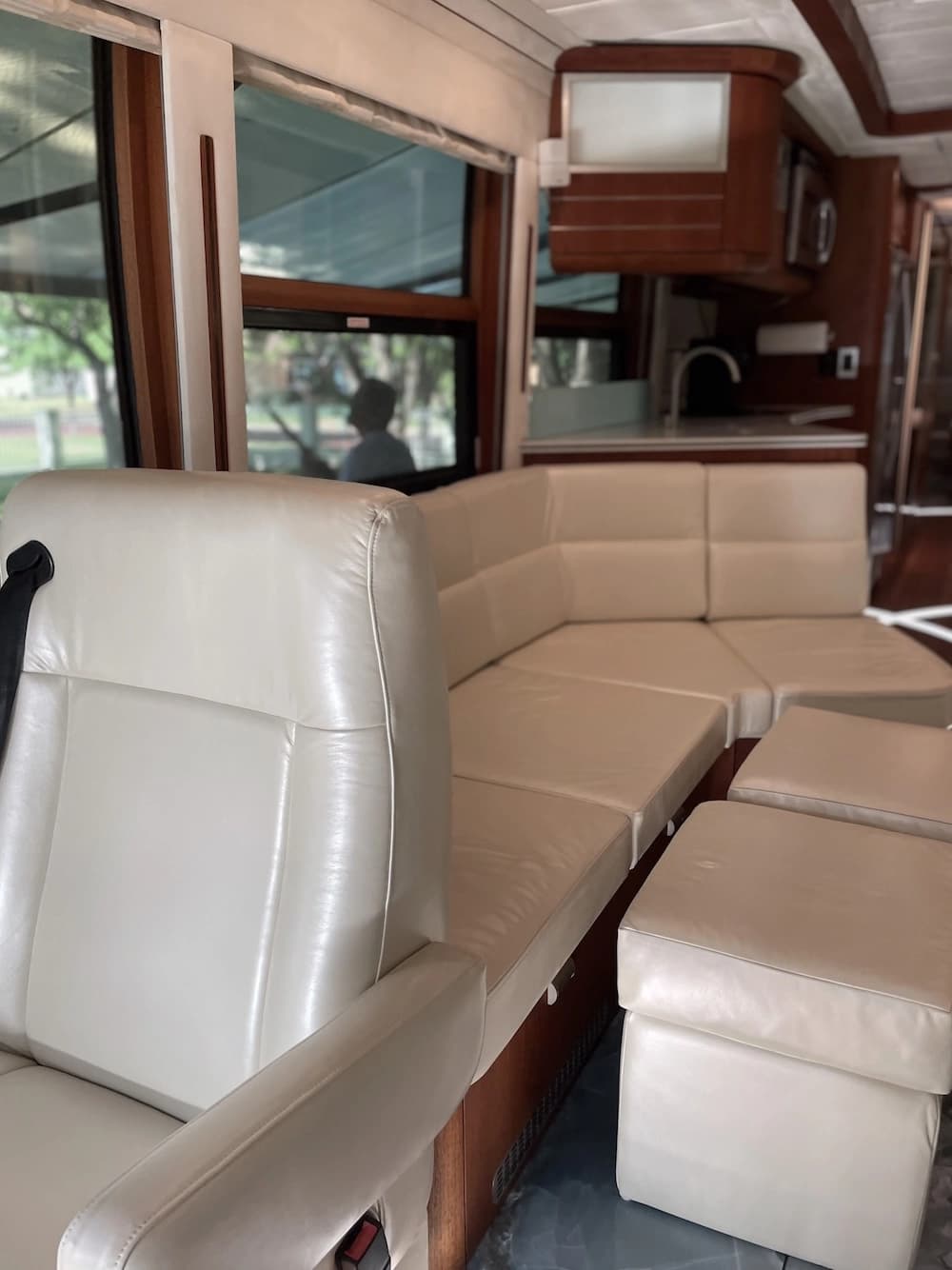 2007 Prevost Teschner XLII Motorhome - Image 10