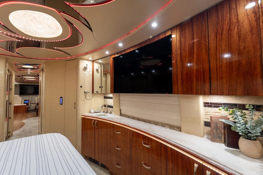 2016 Prevost Marathon X3 Motorhome - Image 18