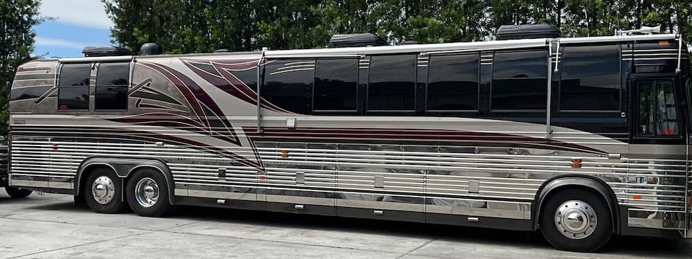 1998 Prevost Country Coach XL Motorhome - Image 11
