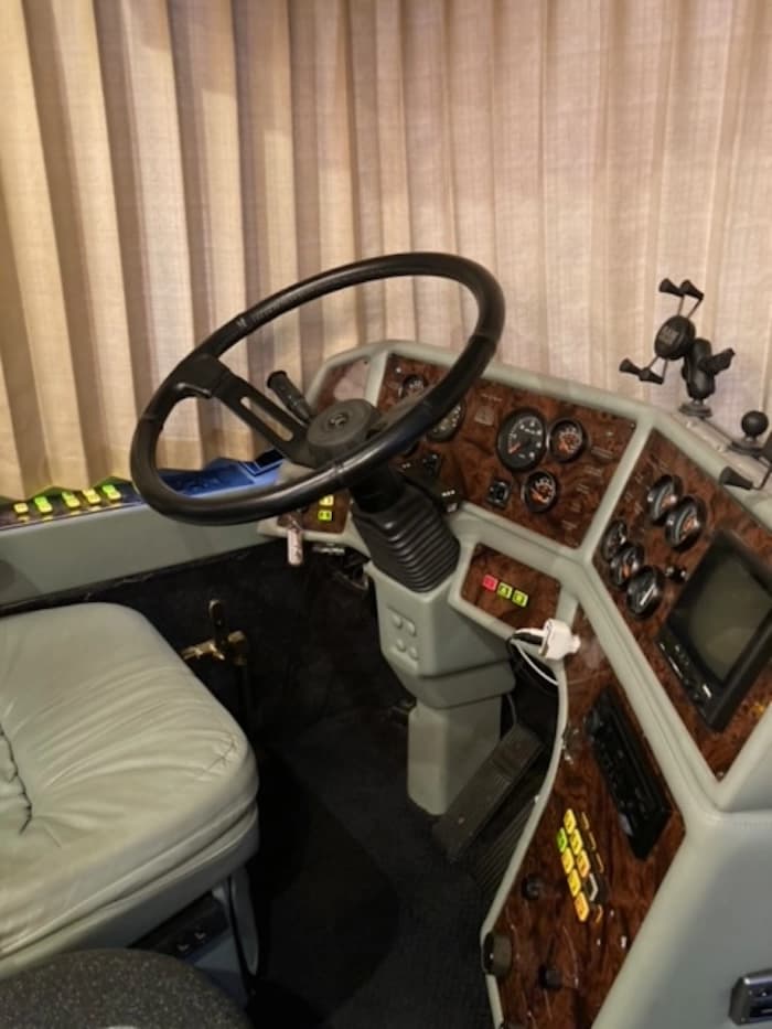 1998 Prevost Country Coach XL Motorhome - Image 18