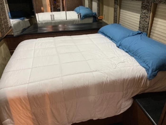 1998 Prevost Country Coach XL Motorhome - Image 40