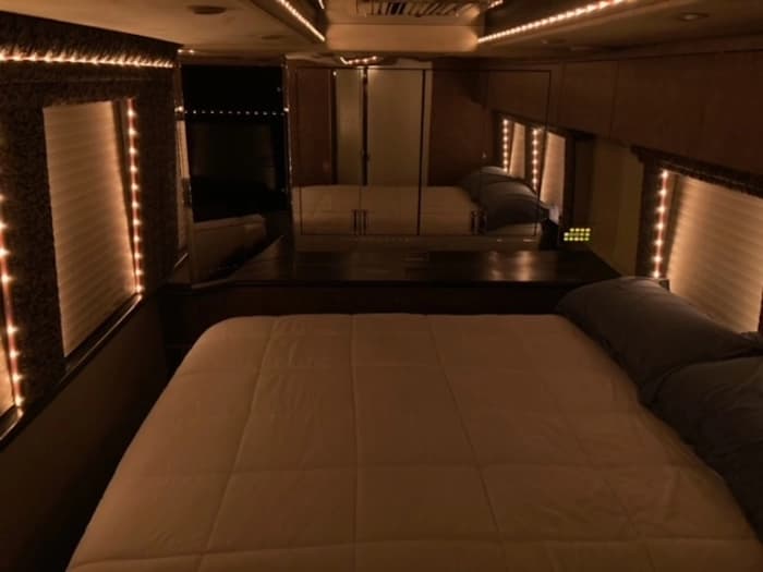 1998 Prevost Country Coach XL Motorhome - Image 41