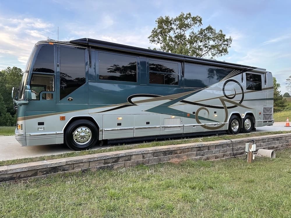 2002 Prevost Featherlite H3-45 Motorhome - Image 2