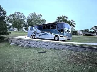 2002 Prevost Featherlite H3-45 bus