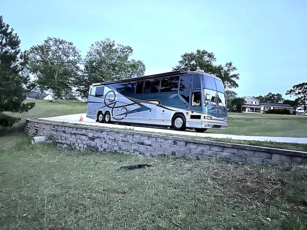 2002 Prevost Featherlite H3-45 Motorhome - Image 1