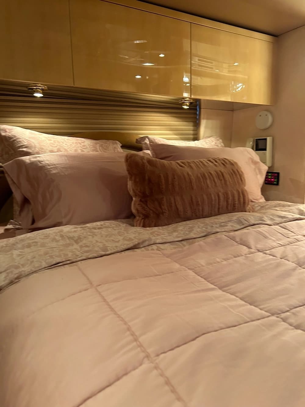 2002 Prevost Featherlite H3-45 Motorhome - Image 13