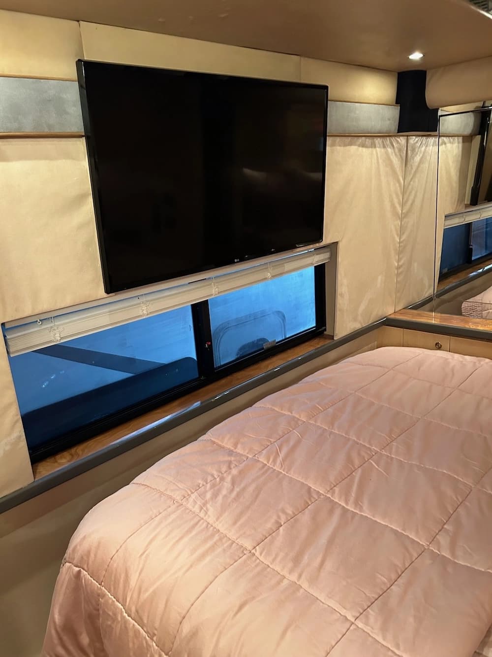 2002 Prevost Featherlite H3-45 Motorhome - Image 14