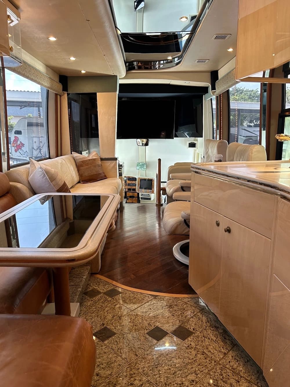 2002 Prevost Featherlite H3-45 Motorhome - Image 15