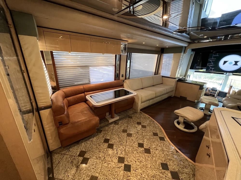 2002 Prevost Featherlite H3-45 Motorhome - Image 18