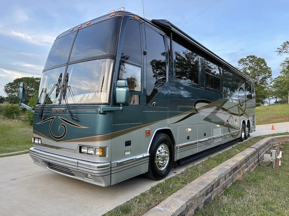 2002 Prevost Featherlite H3-45 Motorhome - Image 3