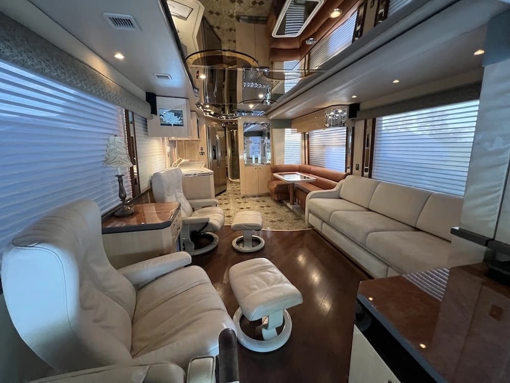 2002 Prevost Featherlite H3-45 Motorhome - Image 21