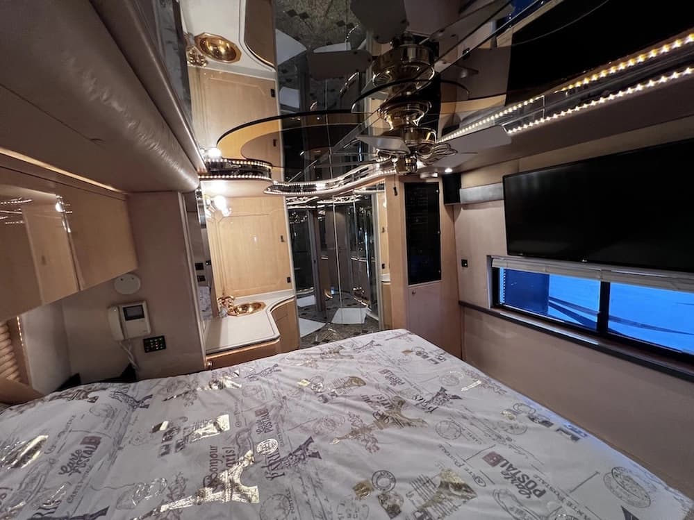 2002 Prevost Featherlite H3-45 Motorhome - Image 24