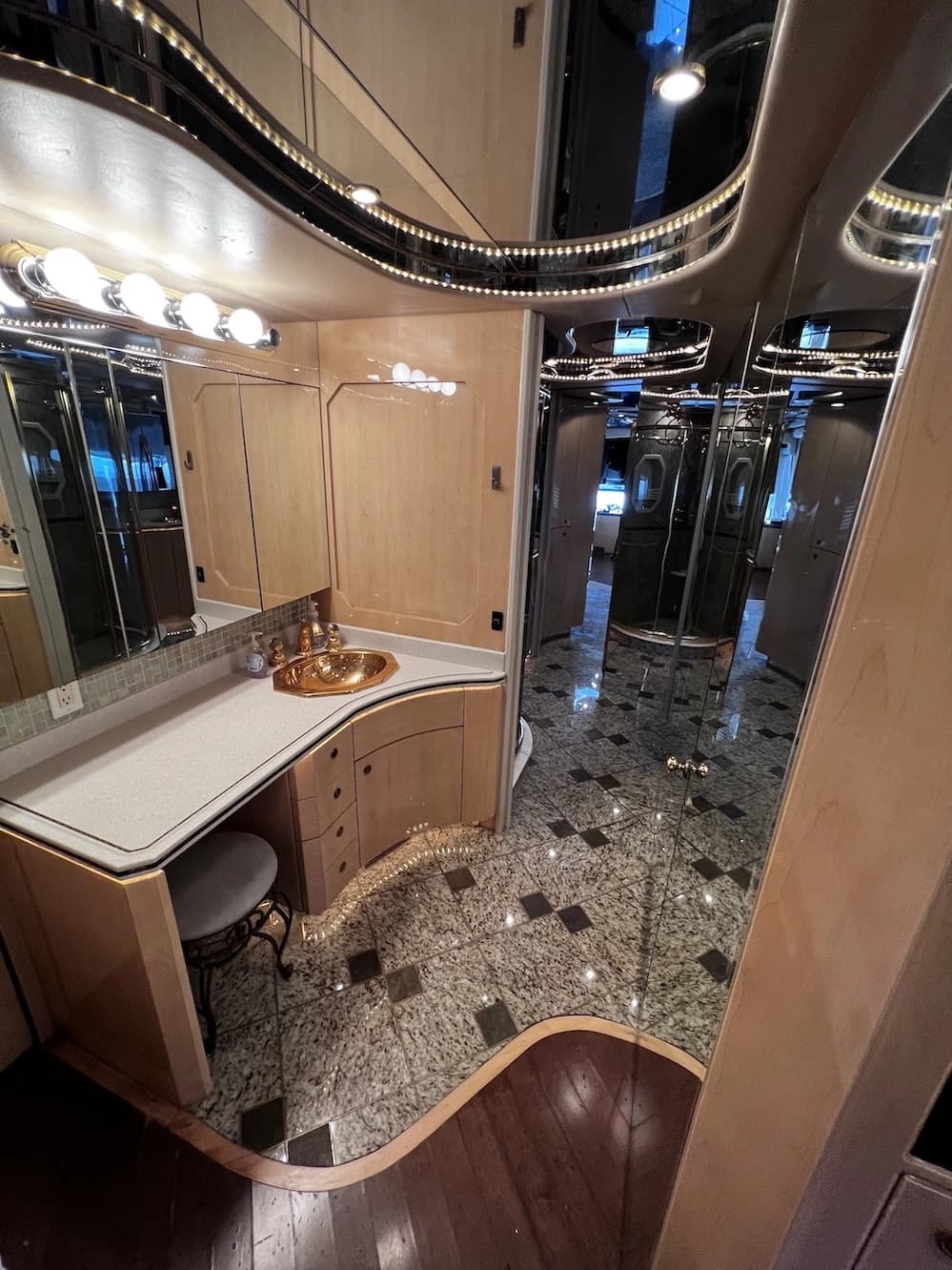2002 Prevost Featherlite H3-45 Motorhome - Image 25