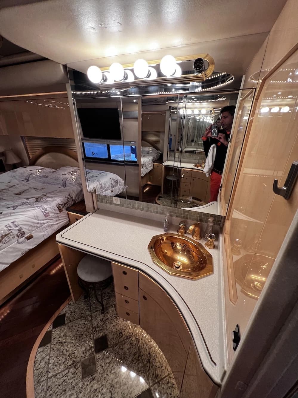 2002 Prevost Featherlite H3-45 Motorhome - Image 28