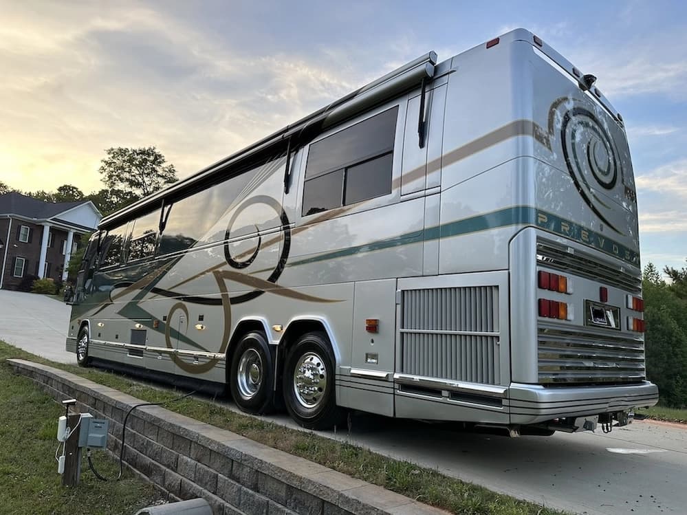 2002 Prevost Featherlite H3-45 Motorhome - Image 4