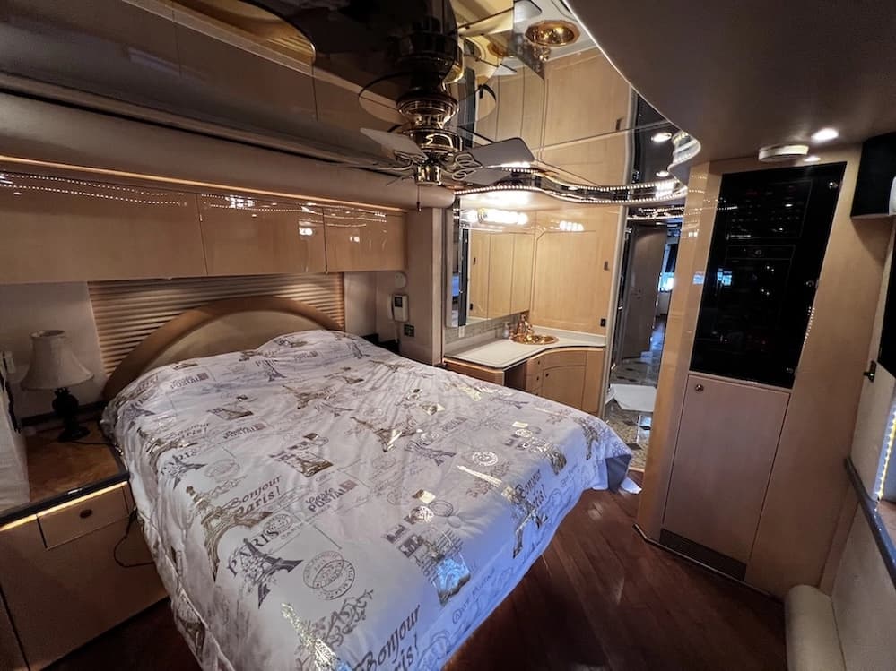 2002 Prevost Featherlite H3-45 Motorhome - Image 33