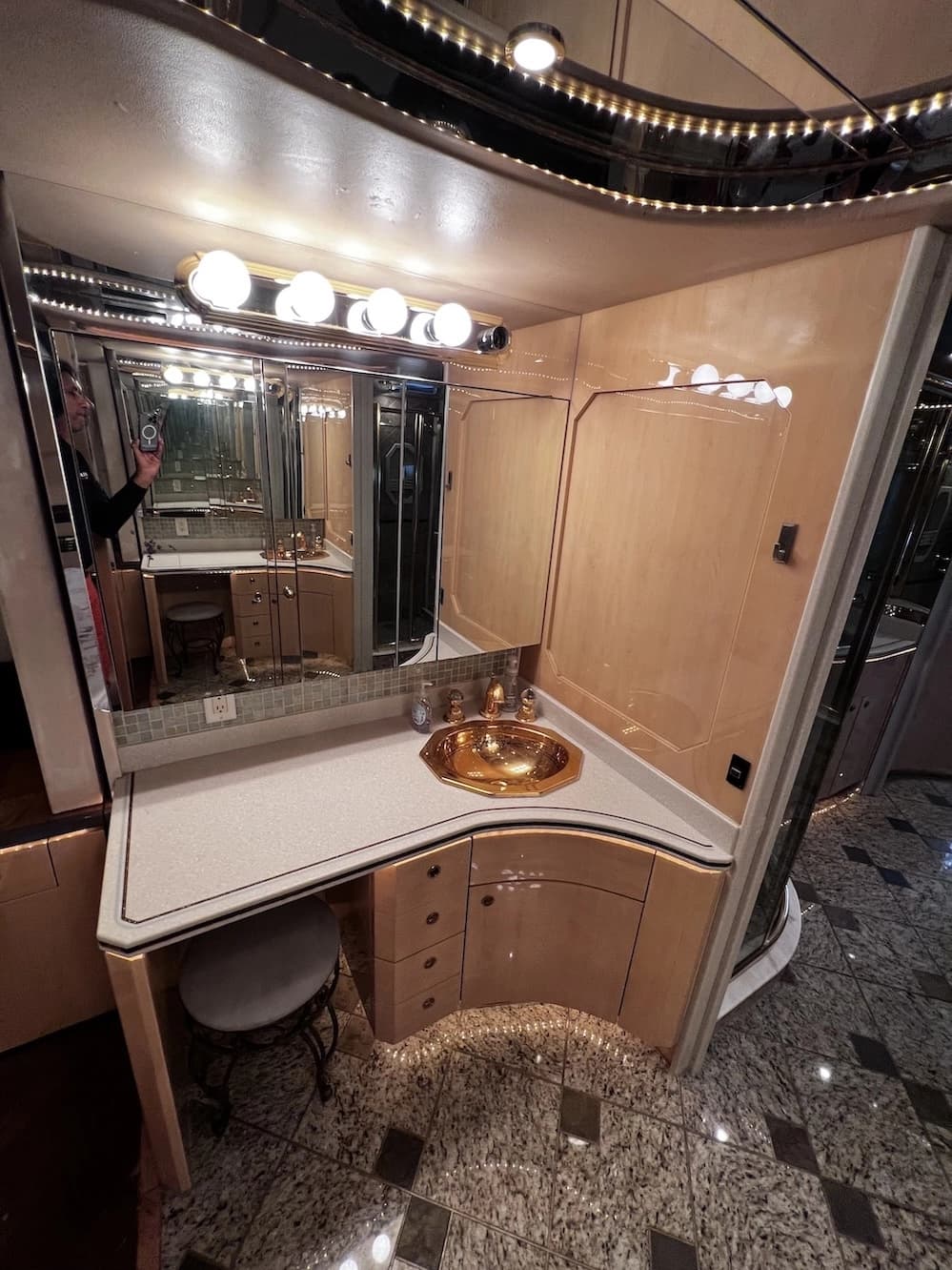 2002 Prevost Featherlite H3-45 Motorhome - Image 34