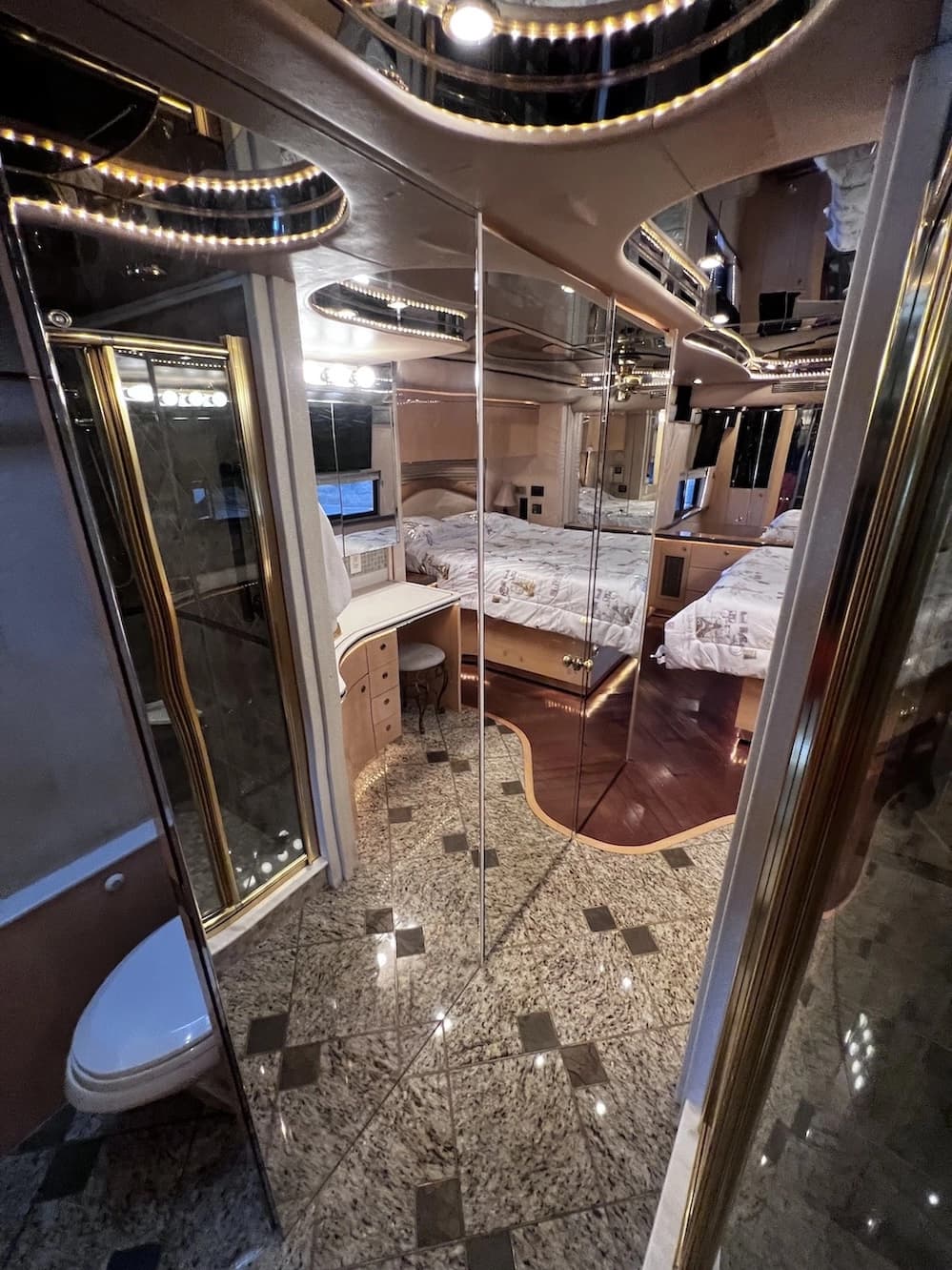 2002 Prevost Featherlite H3-45 Motorhome - Image 36