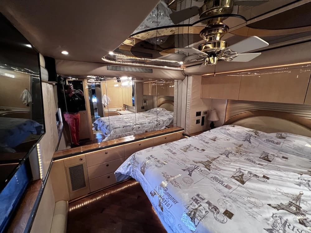 2002 Prevost Featherlite H3-45 Motorhome - Image 39