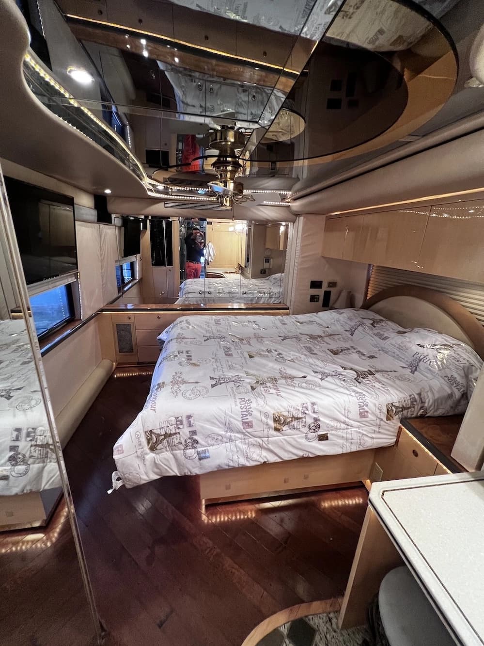 2002 Prevost Featherlite H3-45 Motorhome - Image 40
