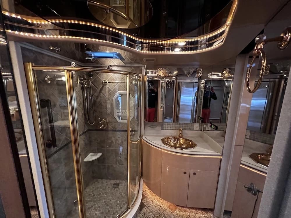 2002 Prevost Featherlite H3-45 Motorhome - Image 41