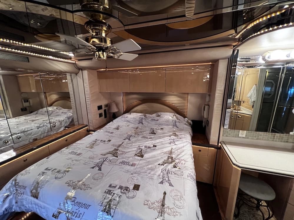 2002 Prevost Featherlite H3-45 Motorhome - Image 42