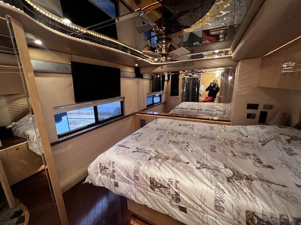 2002 Prevost Featherlite H3-45 Motorhome - Image 43