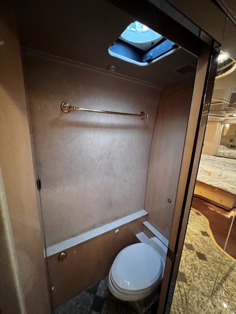 2002 Prevost Featherlite H3-45 Motorhome - Image 44
