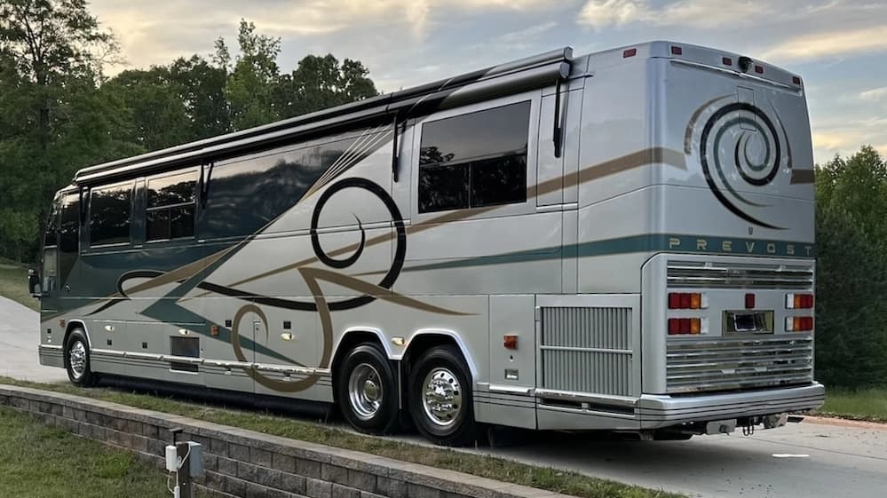 2002 Prevost Featherlite H3-45 Motorhome - Image 8