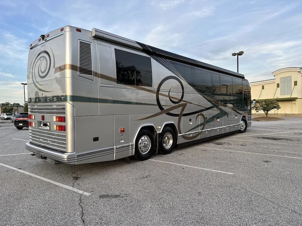 2002 Prevost Featherlite H3-45 Motorhome - Image 9