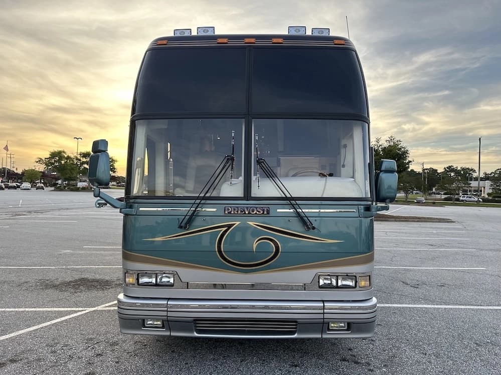2002 Prevost Featherlite H3-45 Motorhome - Image 10