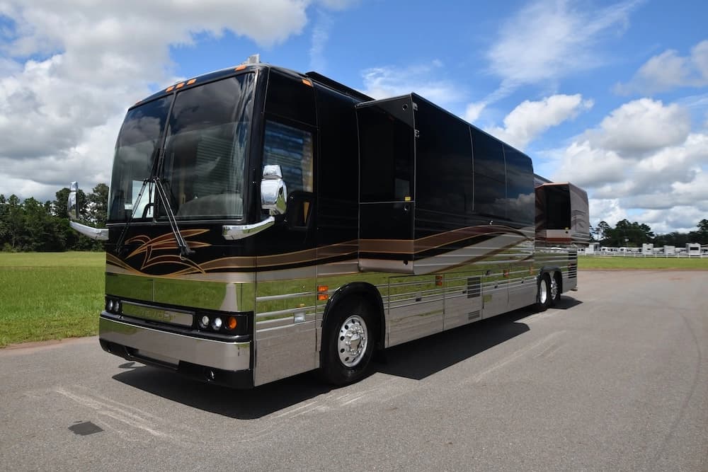 2004 Prevost Royale XLII Motorhome - Image 2