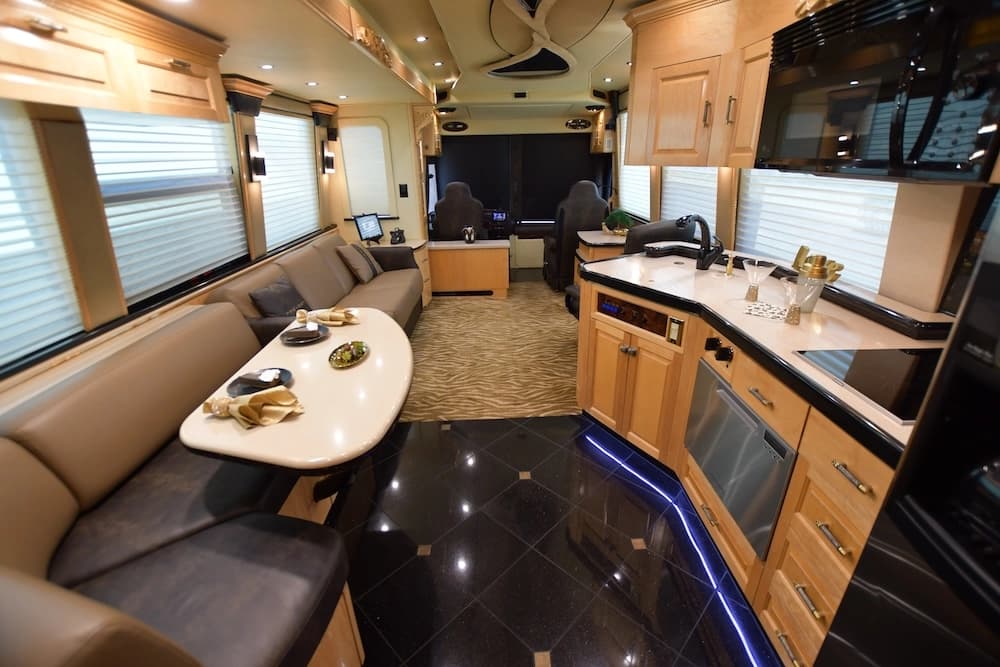 2004 Prevost Royale XLII Motorhome - Image 11