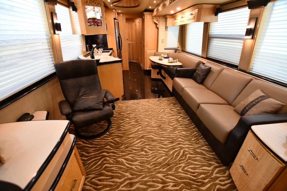 2004 Prevost Royale XLII Motorhome - Image 12
