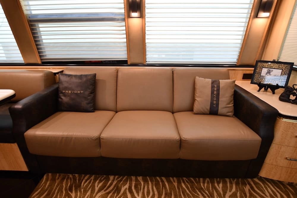 2004 Prevost Royale XLII Motorhome - Image 14