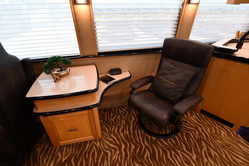 2004 Prevost Royale XLII Motorhome - Image 15