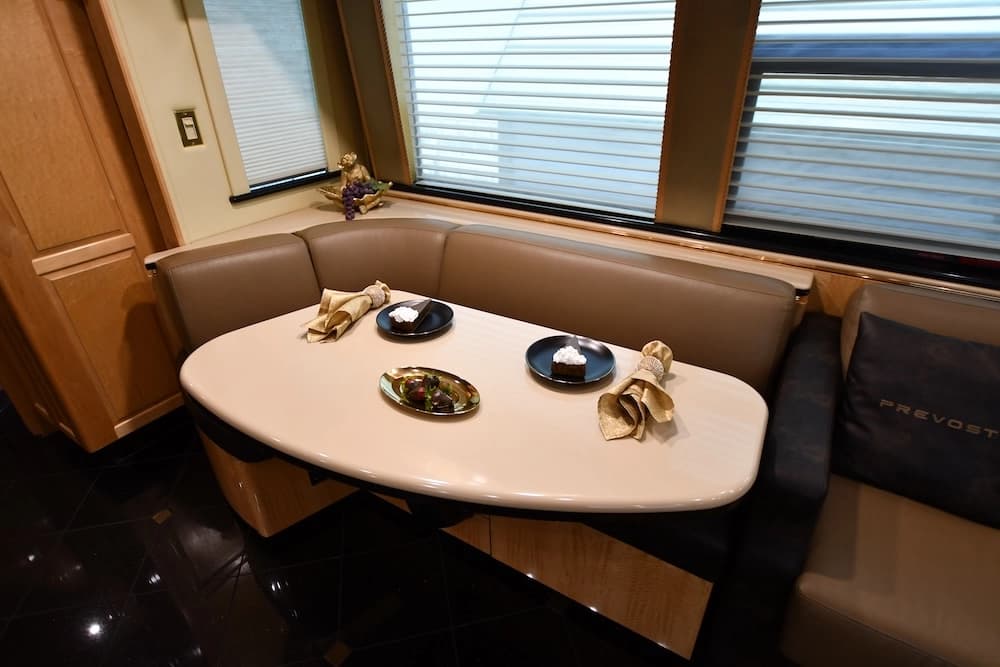 2004 Prevost Royale XLII Motorhome - Image 16