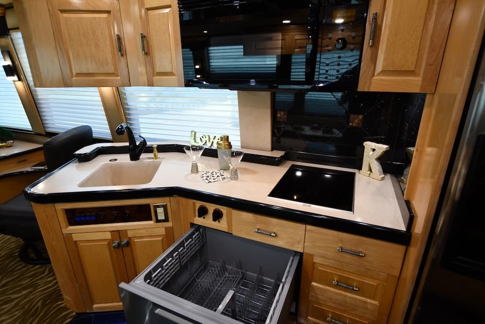 2004 Prevost Royale XLII Motorhome - Image 17