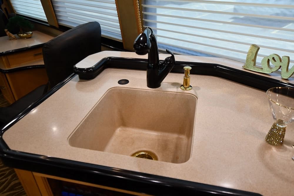 2004 Prevost Royale XLII Motorhome - Image 19