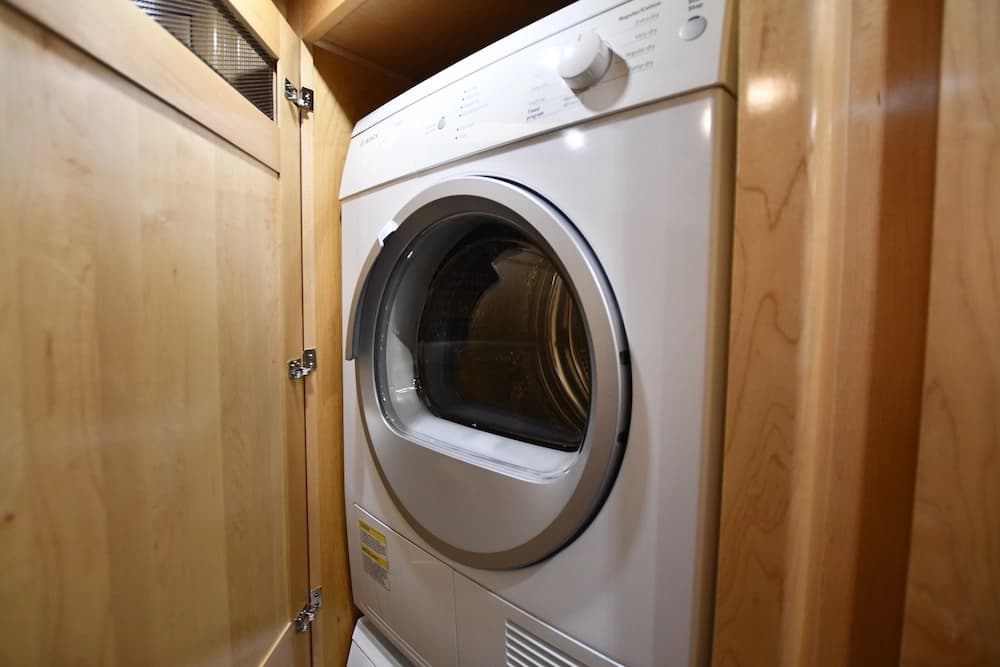 2004 Prevost Royale XLII Motorhome - Image 24