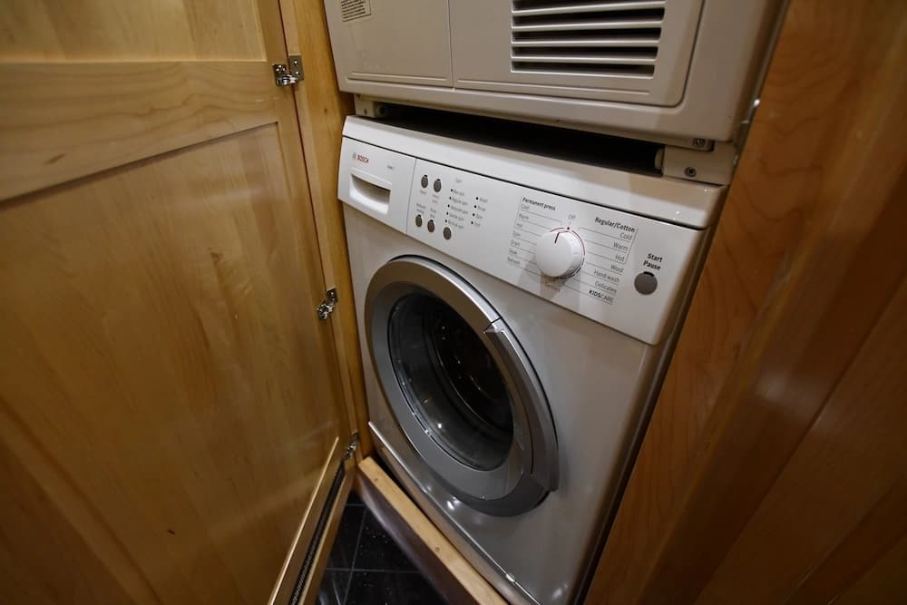 2004 Prevost Royale XLII Motorhome - Image 25