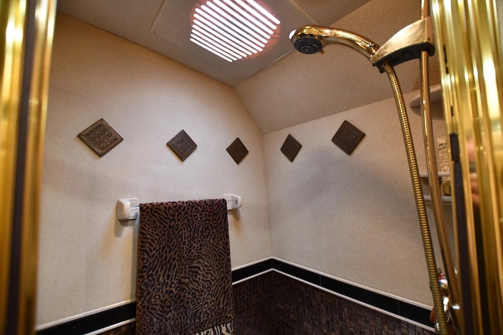 2004 Prevost Royale XLII Motorhome - Image 26