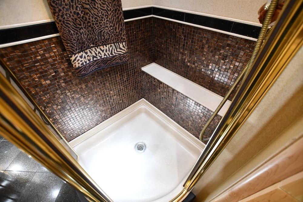 2004 Prevost Royale XLII Motorhome - Image 27