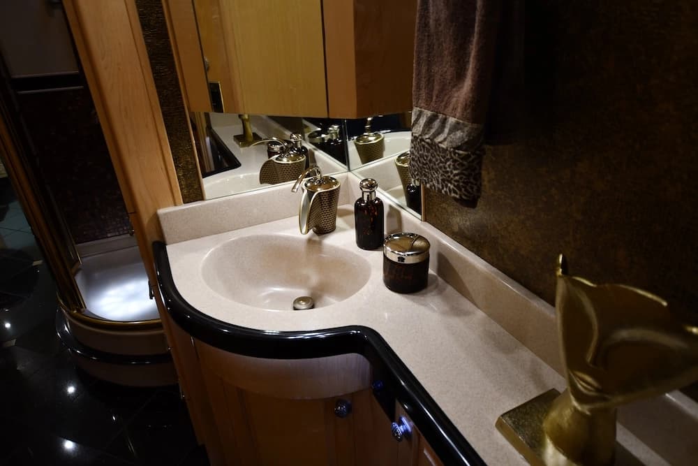 2004 Prevost Royale XLII Motorhome - Image 28