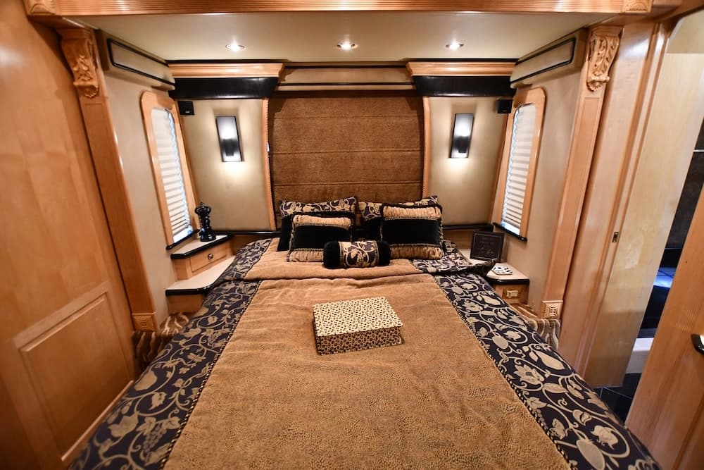 2004 Prevost Royale XLII Motorhome - Image 29