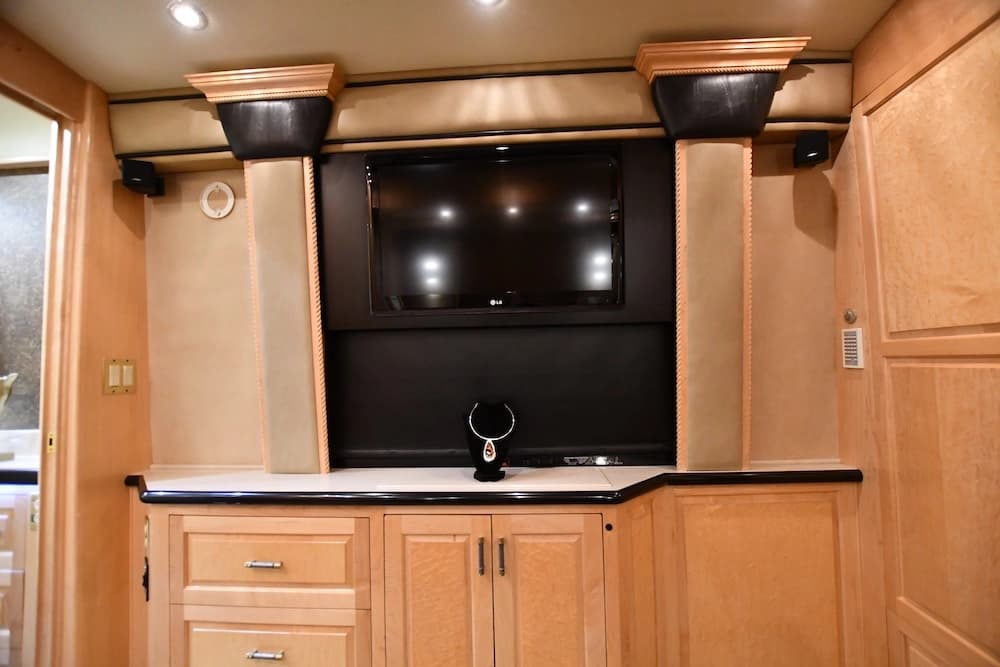 2004 Prevost Royale XLII Motorhome - Image 31