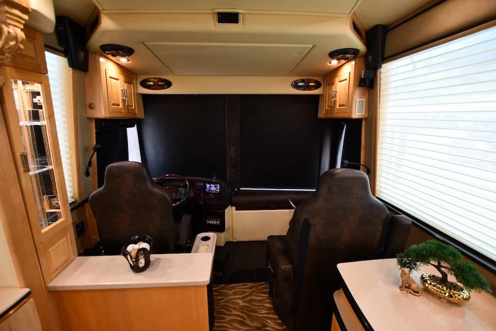 2004 Prevost Royale XLII Motorhome - Image 32