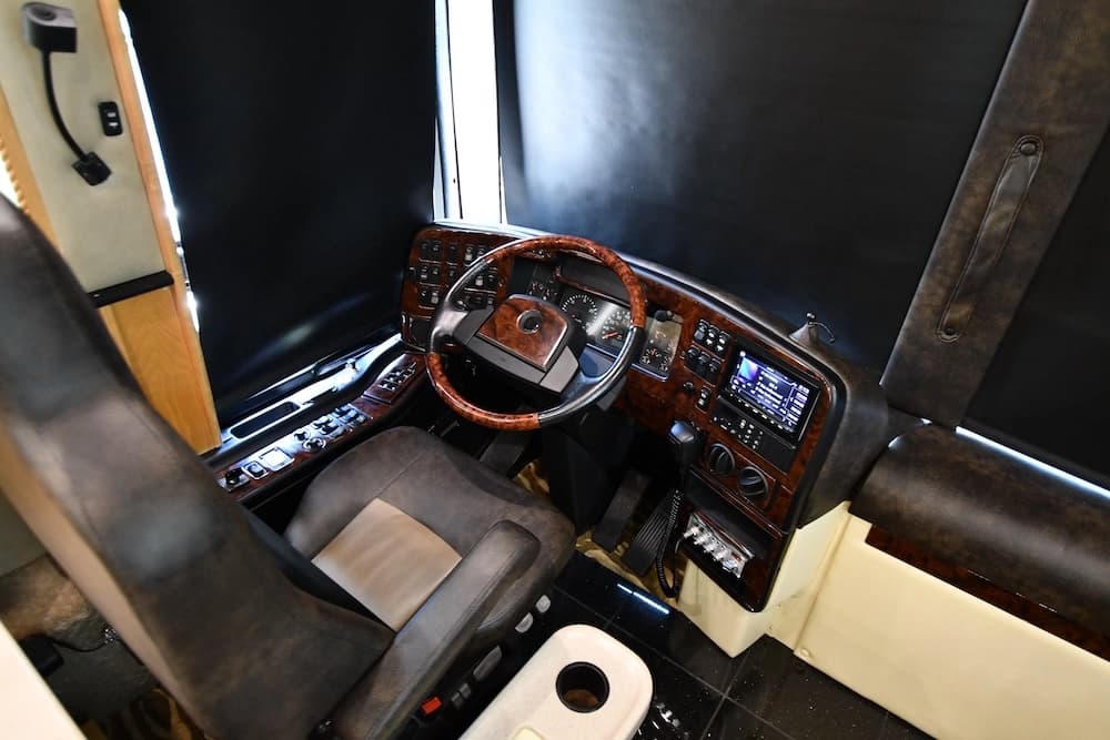 2004 Prevost Royale XLII Motorhome - Image 33