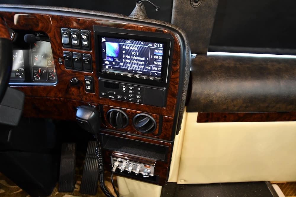 2004 Prevost Royale XLII Motorhome - Image 38